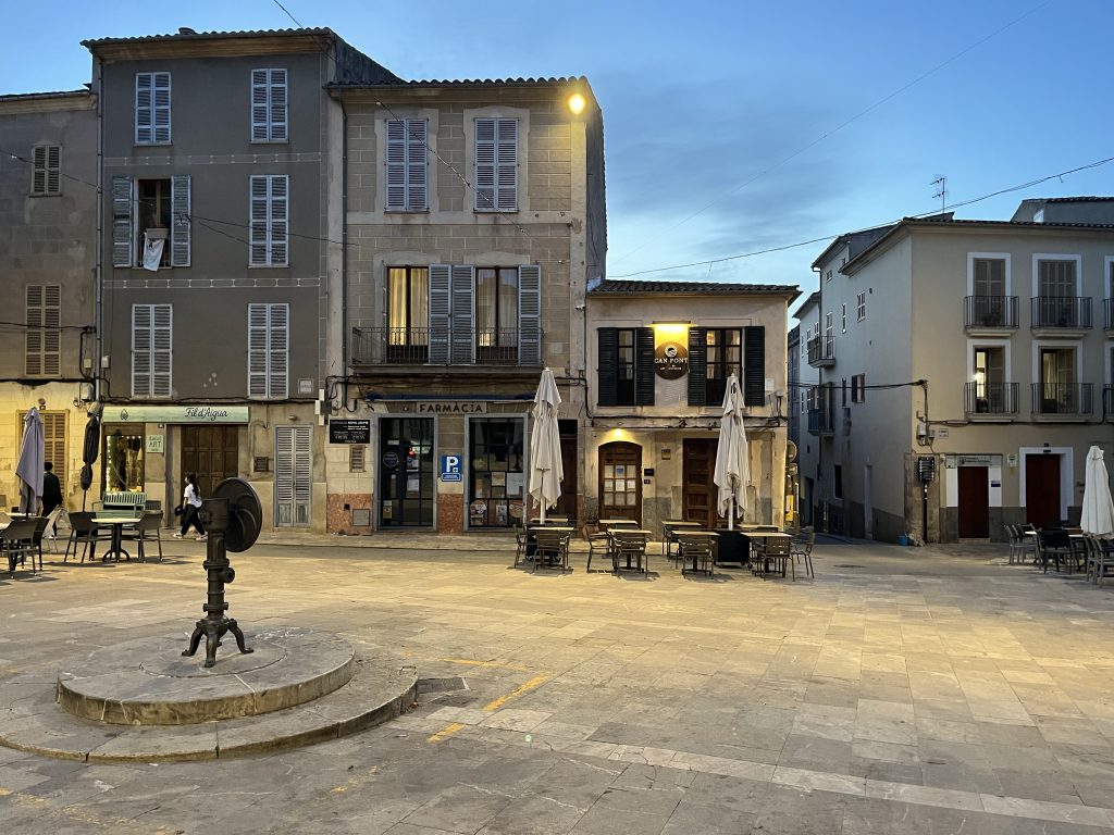 Sineu zentraler Platz bei der Kirche